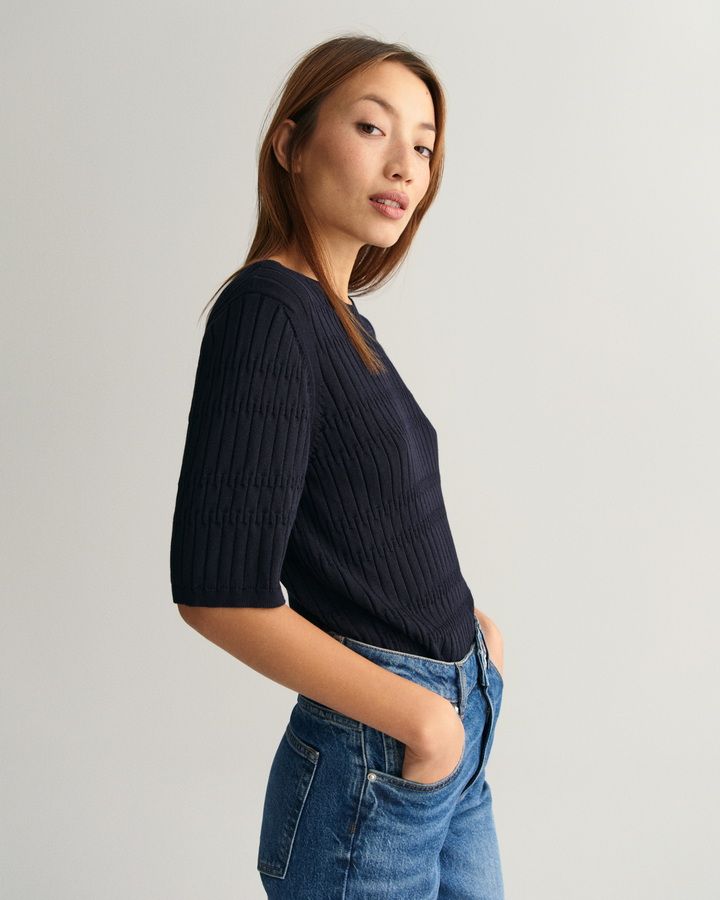 TEXTURED SHORT SLEEVE C-NECK