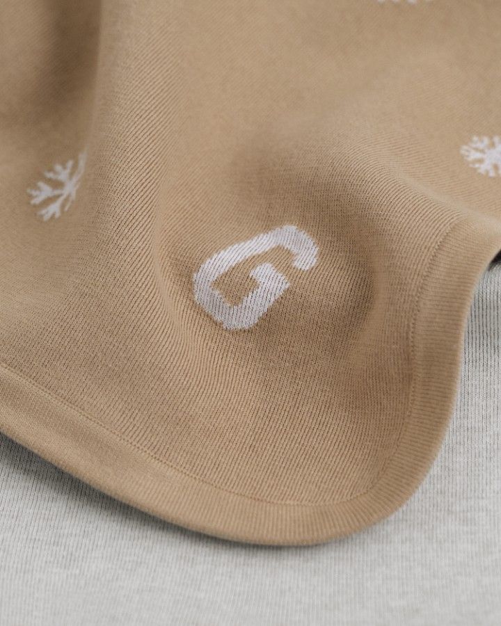 SNOWFLAKE AND G PRINT KNIT BLANKET