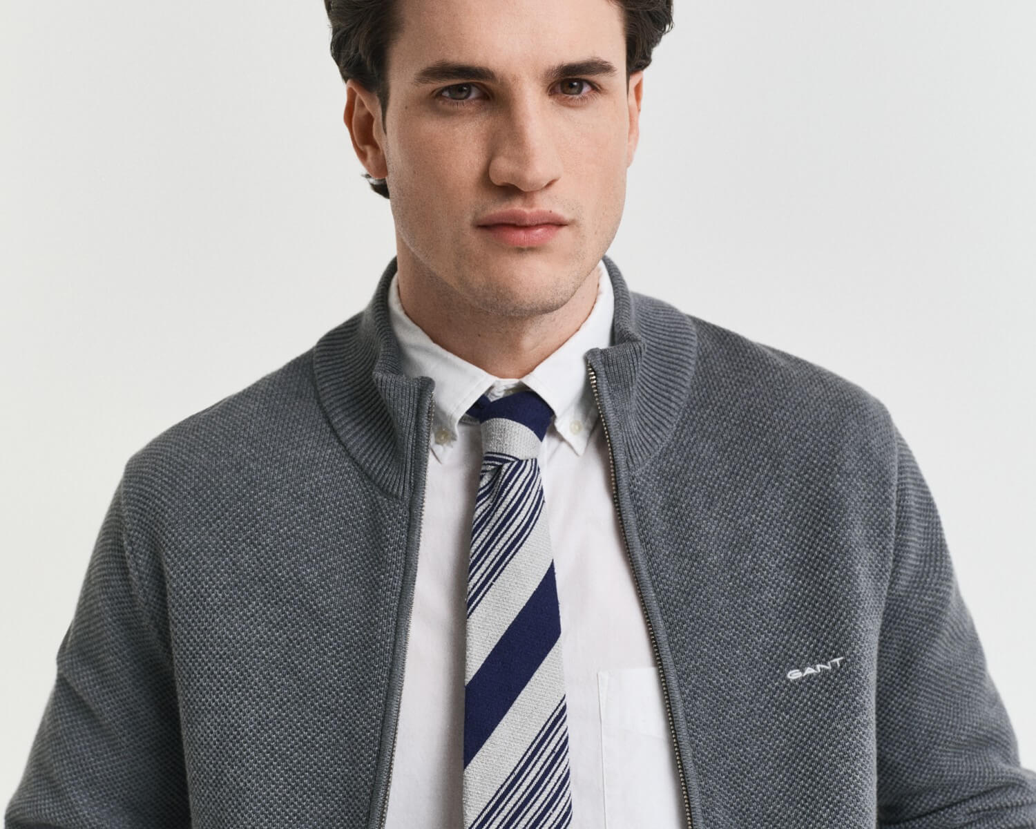 סריג עבה בשילוב מכופתרת אוקספורד